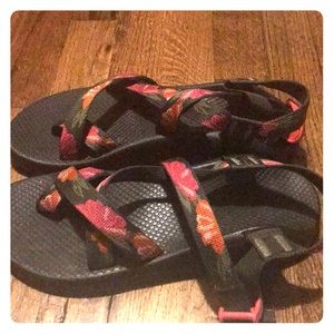 NWOT Floral Chaco Z2 Classic sandals